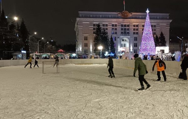 Зимний каток на площади Советов у здания Администрации области - достопримечательности