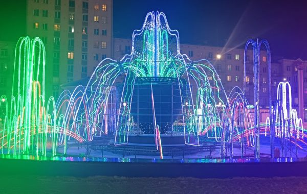 Зимний световой фонтан у Драмтеатра - достопримечательности