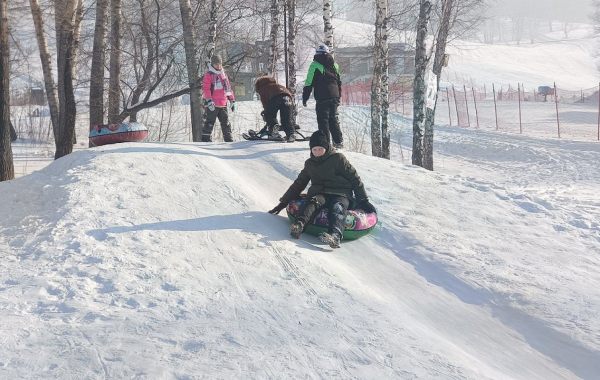 Горки для катания на снегокатах и плюшках на Запсибе - достопримечательности