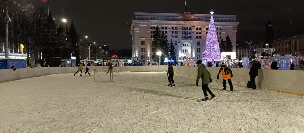 Зимний каток на площади Советов у здания Администрации области стоимость - Кемерово