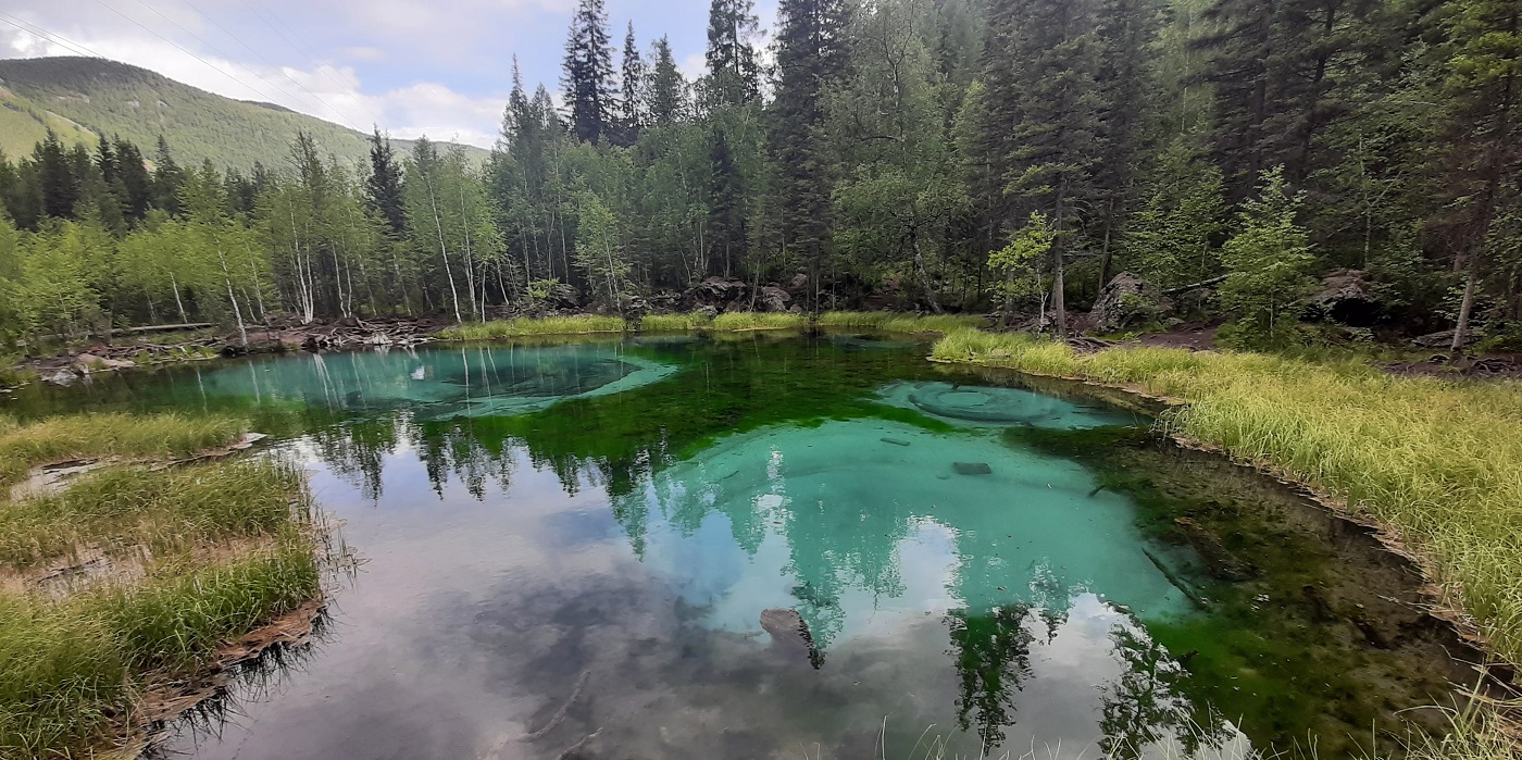 Гейзеровое озеро в Алтае в Кемеровской области Гейзеровое озеро в Республике Алтай село Акташ в Кемеровской области