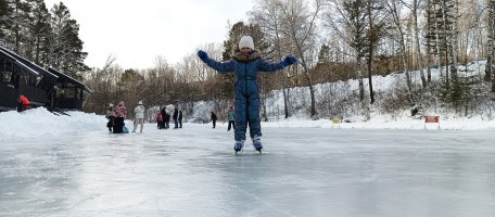 Каток на пруду в Таежном